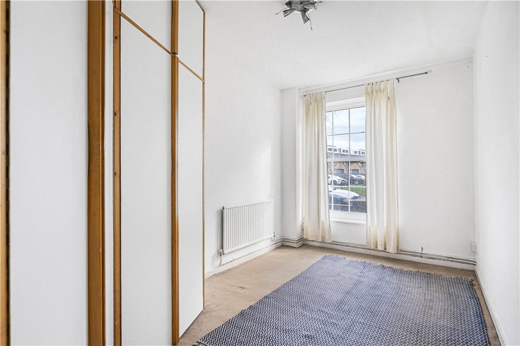 Flat Comber Grove in Greater London