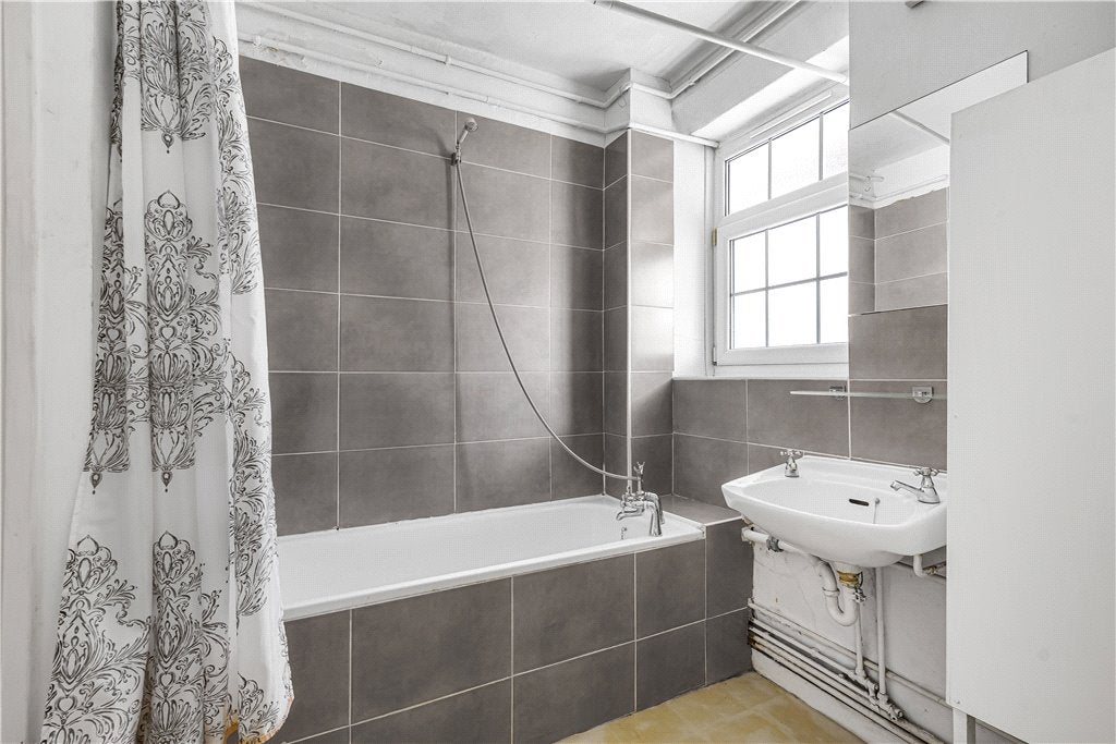 Flat Comber Grove in Greater London