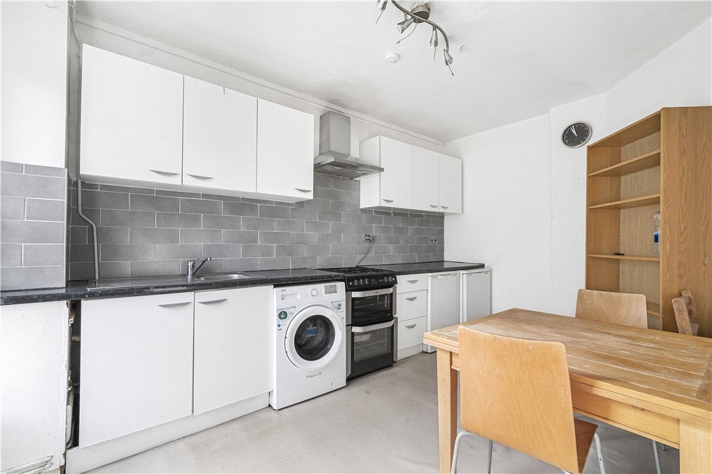 Flat Comber Grove in Greater London