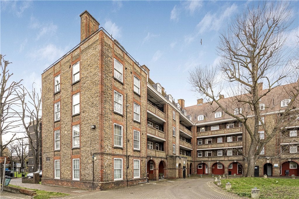 Flat Comber Grove in Greater London