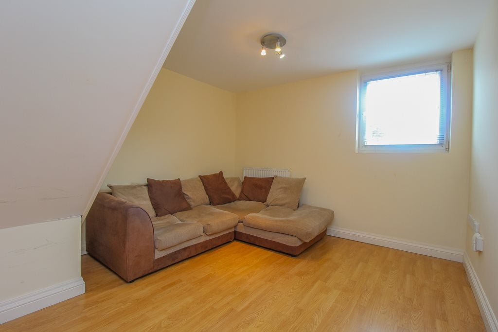 Flat Monthermer Road in Cardiff