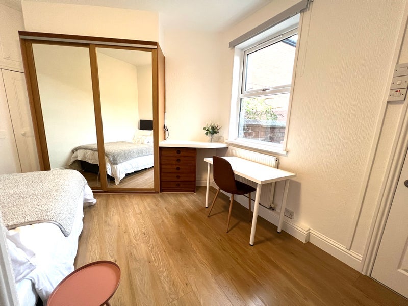 Room Markham Street in Wakefield