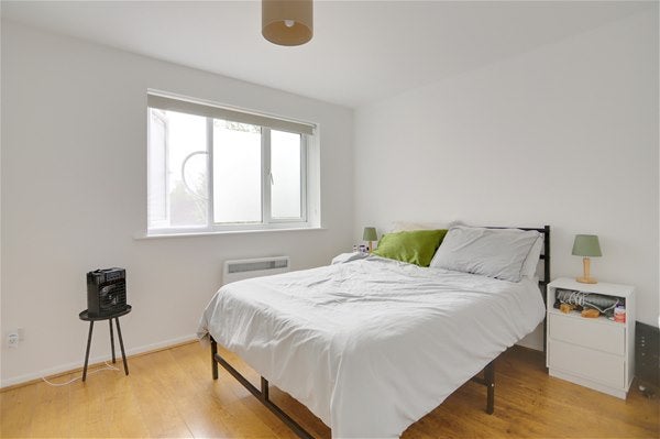 Flat Leigh Hunt Drive in Greater London