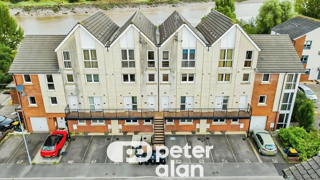 Flat Alicia Close in Newport