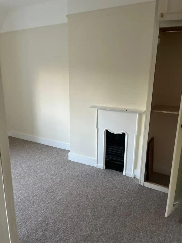 Room South Road in Elmbridge