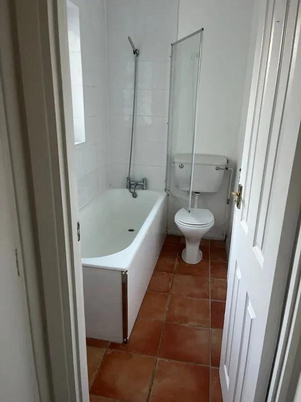Room South Road in Elmbridge