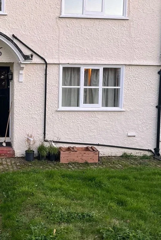 Room South Road in Elmbridge