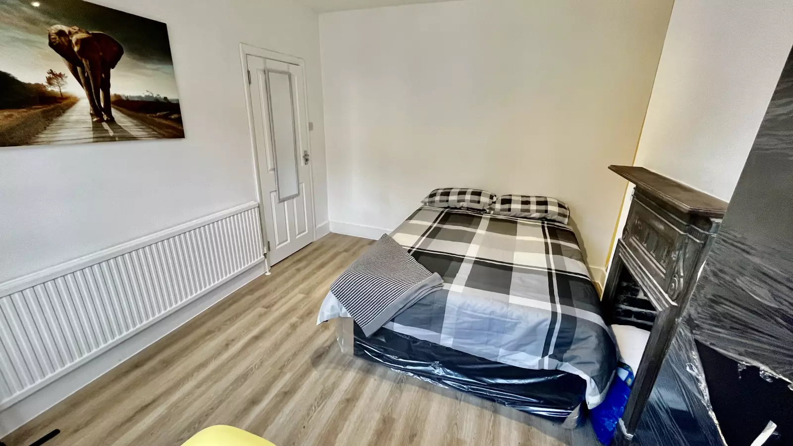 Flat Tooting High Street in Greater London