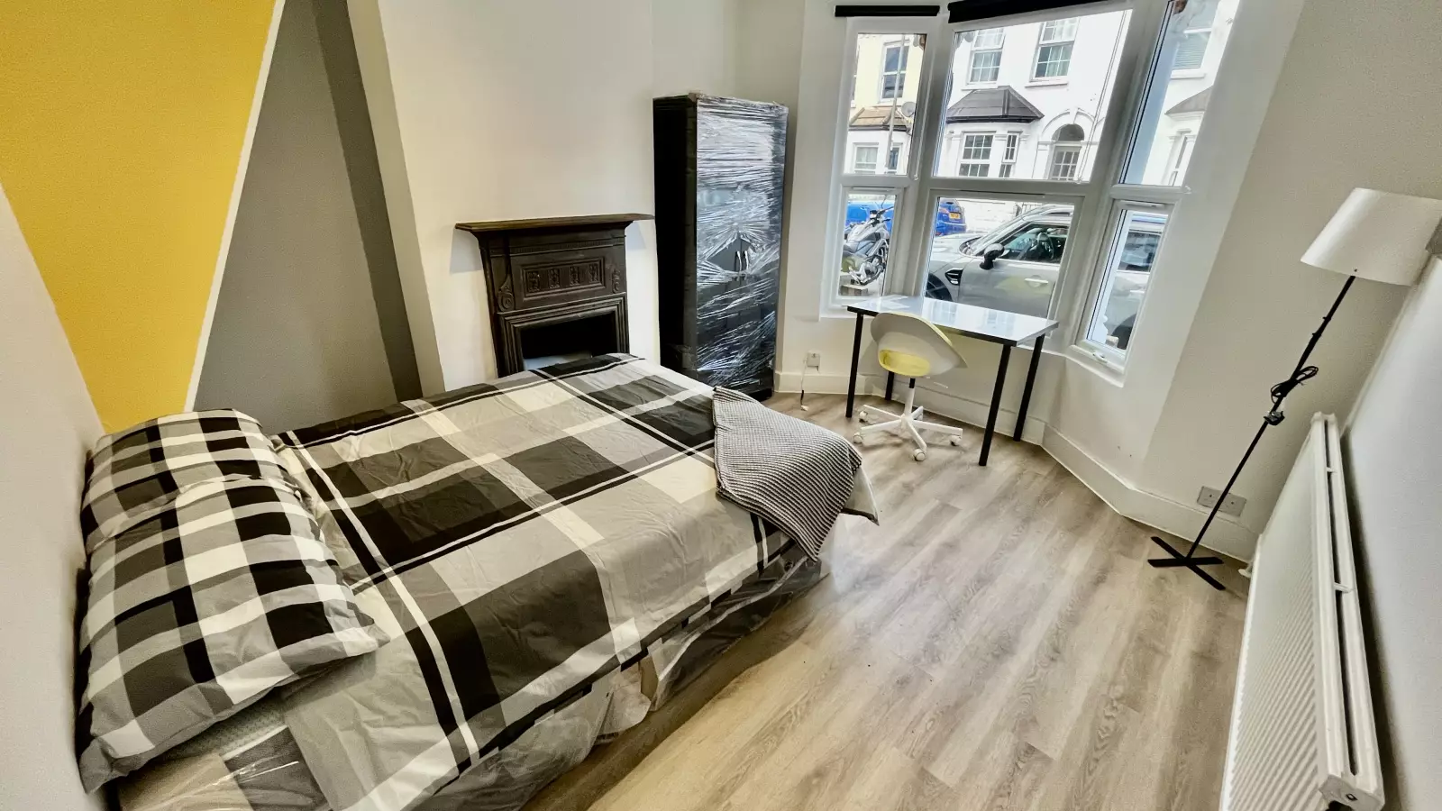 Flat Tooting High Street in Greater London