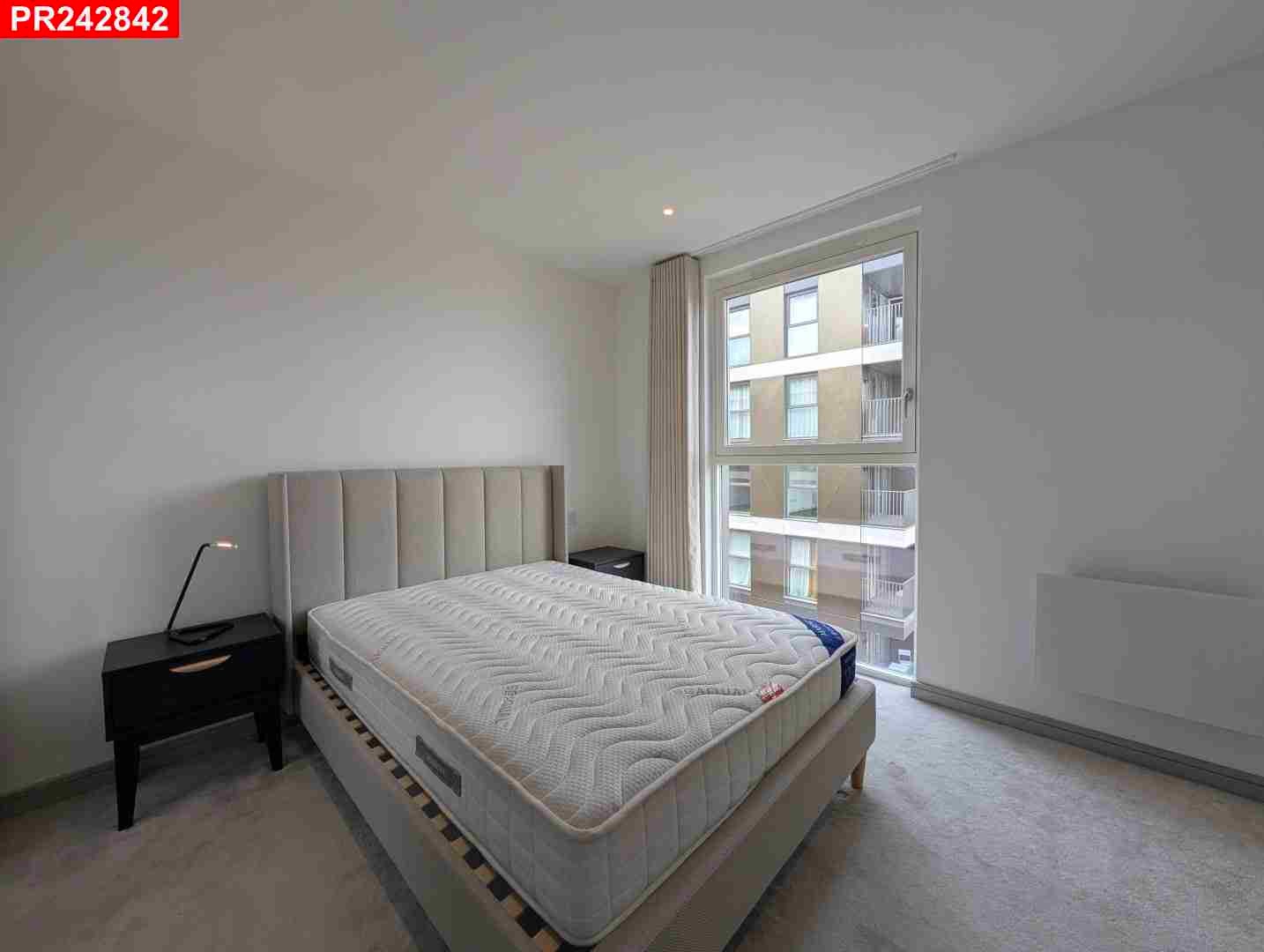 Flat Fairfield Avenue in Staines-upon-Thames