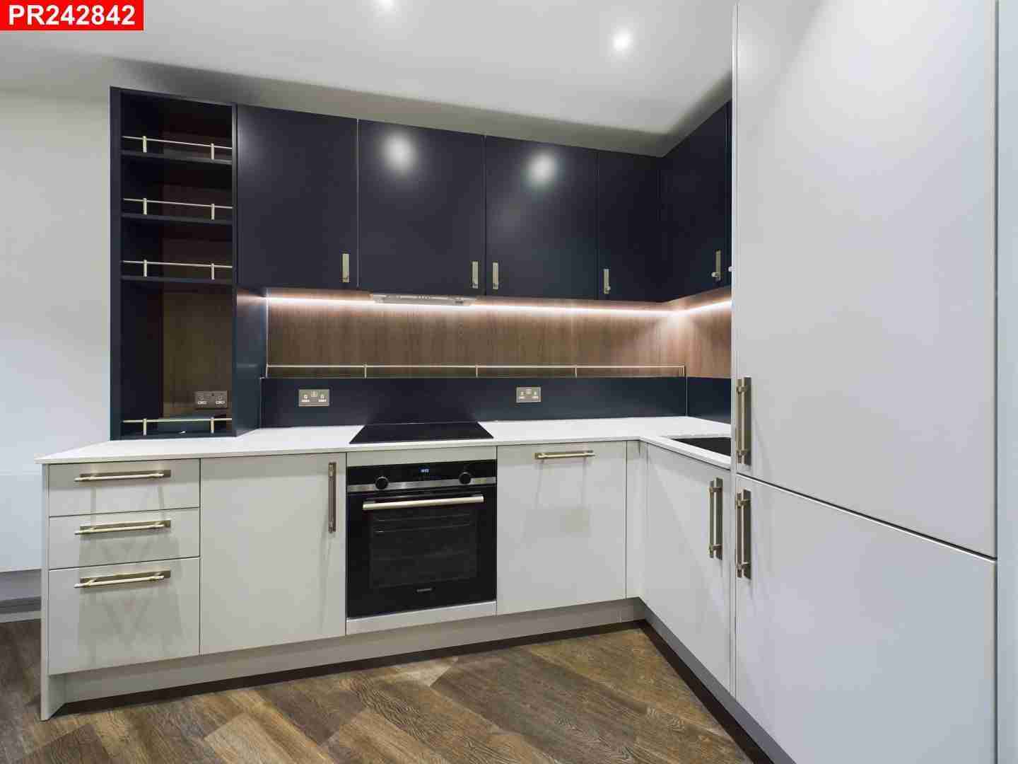 Flat Fairfield Avenue in Staines-upon-Thames