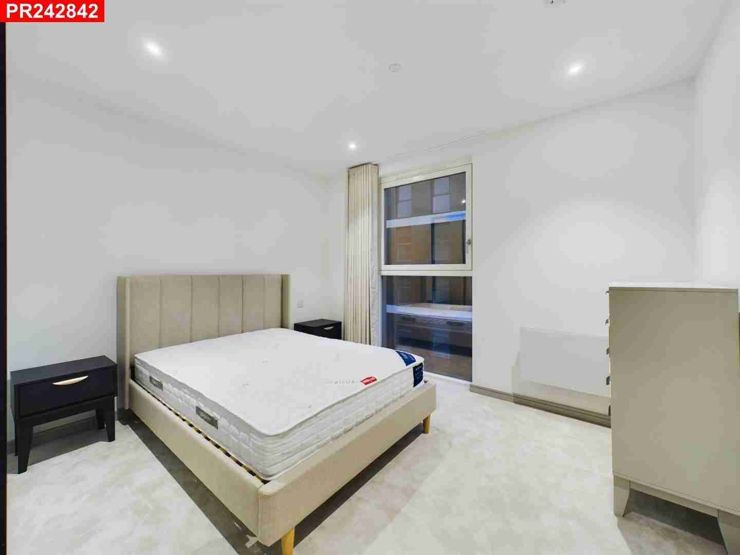 Flat Fairfield Avenue in Staines-upon-Thames