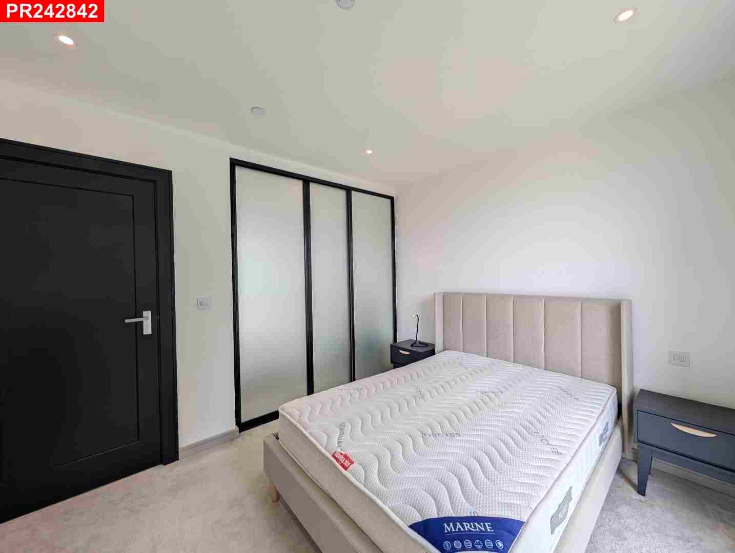 Flat Fairfield Avenue in Staines-upon-Thames
