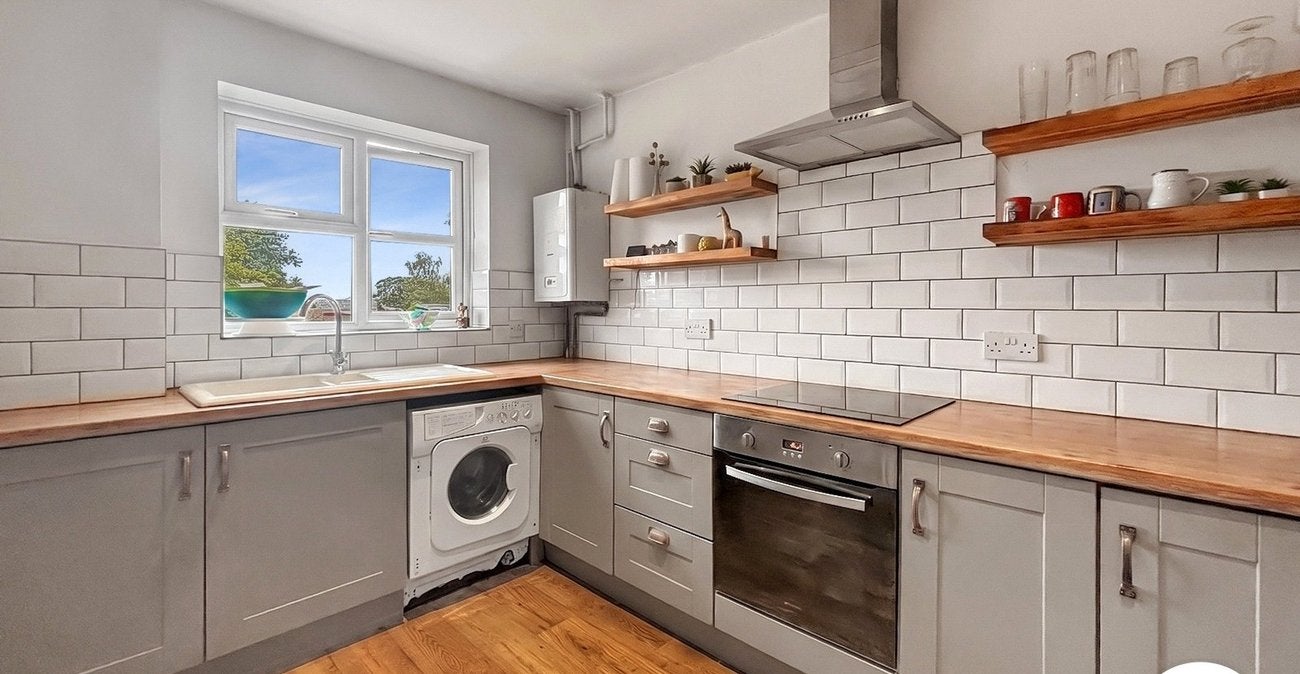 Flat Balmoral Gardens in Greater London