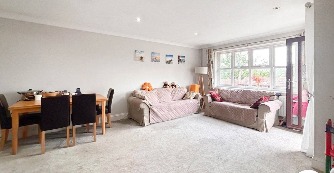 Flat Balmoral Gardens in Greater London
