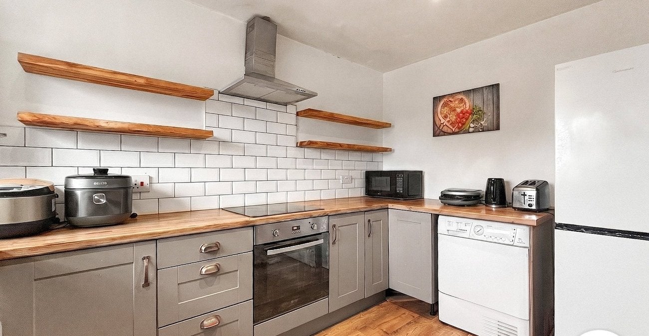 Flat Balmoral Gardens in Greater London