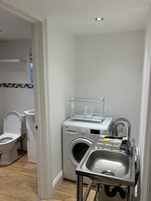 Room Sandown Road in Greater London
