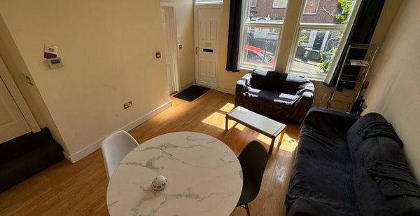 Flat Norman Mount in Leeds