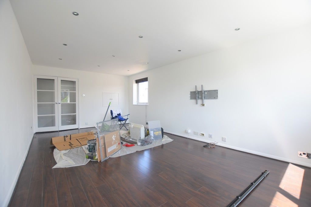Flat Barton Meadows in Greater London