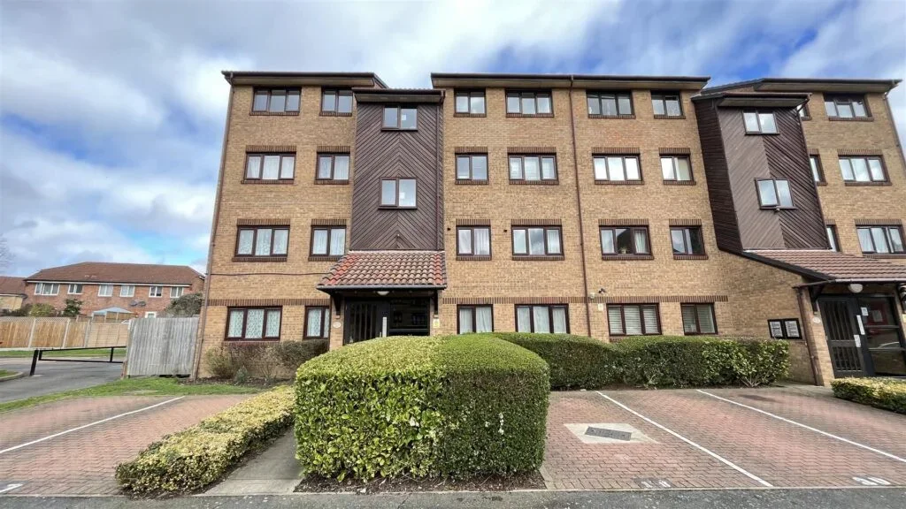 Flat Hardcastle Close in Greater London