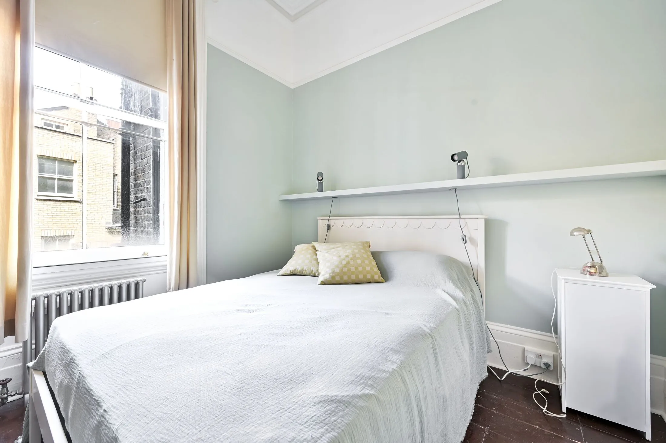 Flat Ifield Road in Greater London
