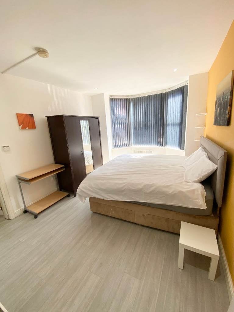 Flat Elford Grove in Leeds