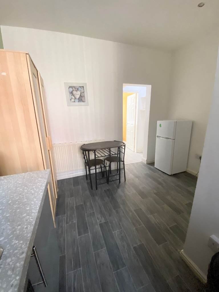 Flat Elford Grove in Leeds