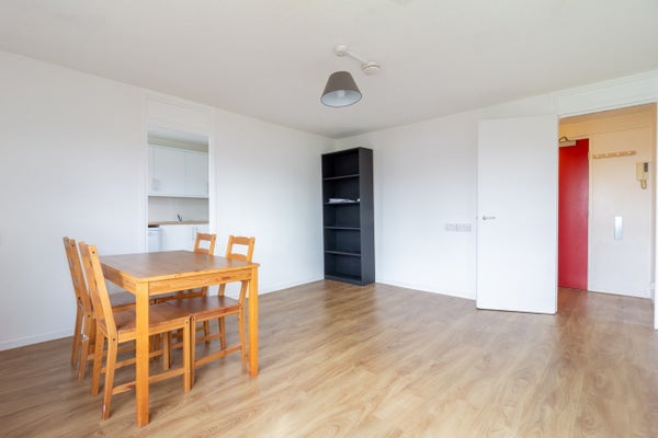Flat Summerskill Close in London Borough of Southwark