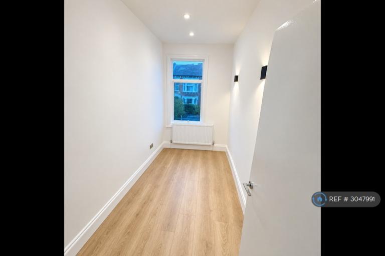 Flat Ecclesbourne Road in Greater London
