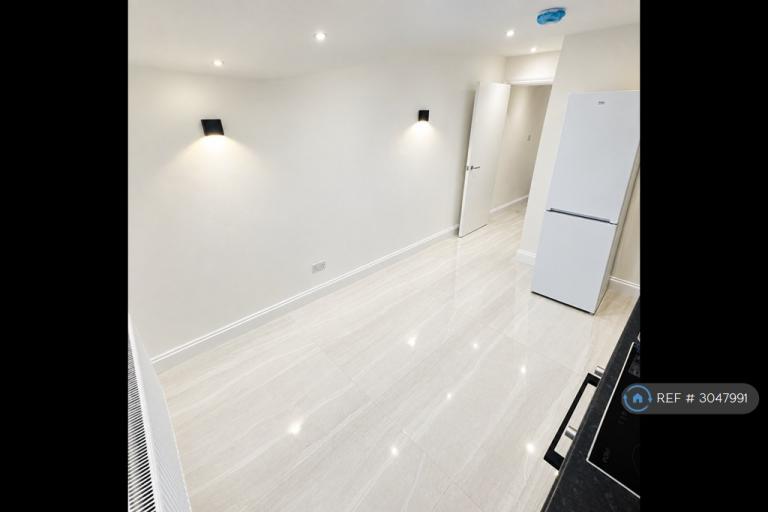 Flat Ecclesbourne Road in Greater London