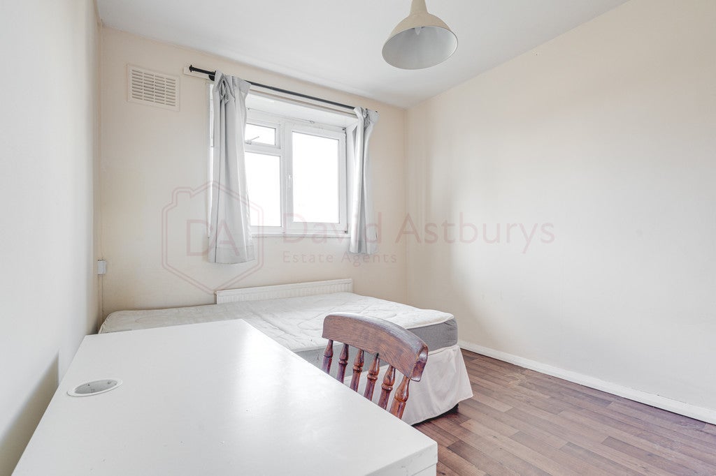 Flat Colebert Avenue in Greater London