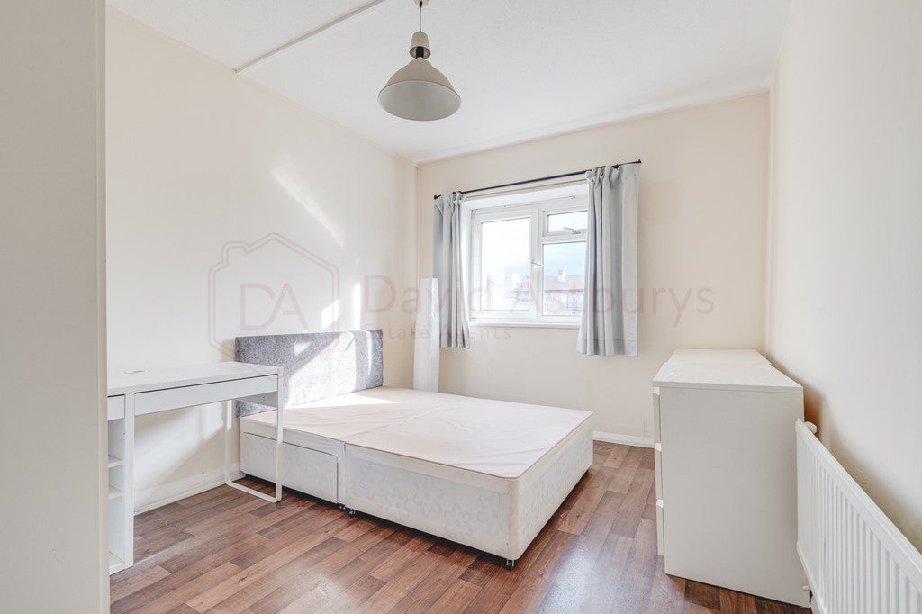 Flat Colebert Avenue in Greater London