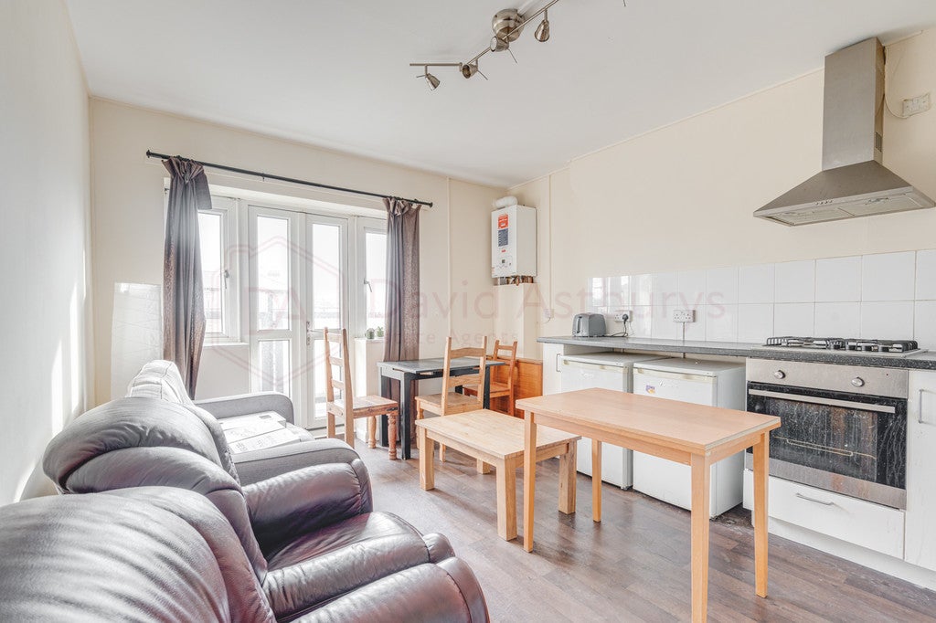 Flat Colebert Avenue in Greater London