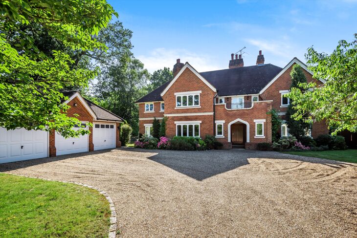 House Woodlands Road East in Borough of Runnymede