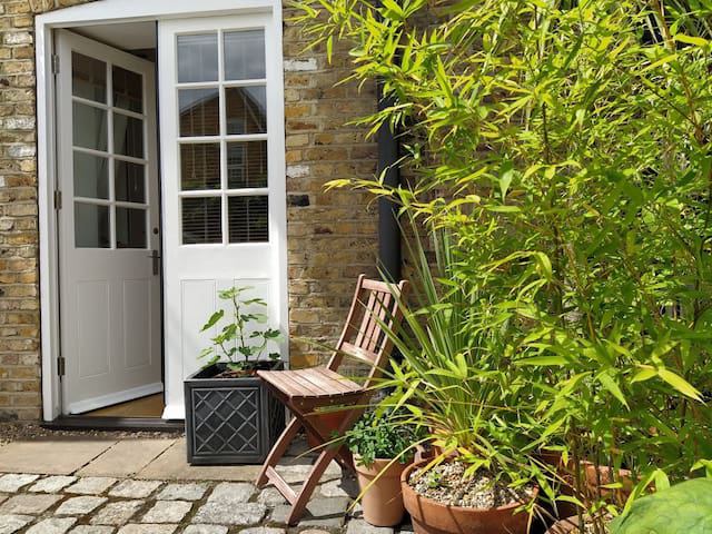 Flat Welmar Mews in Greater London