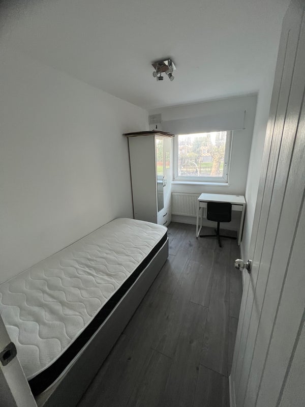 Room Patrick Connolly Gardens in Greater London