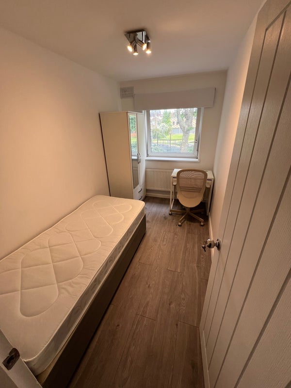Room Patrick Connolly Gardens in Greater London