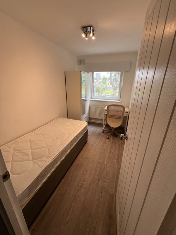 Room Patrick Connolly Gardens in Greater London