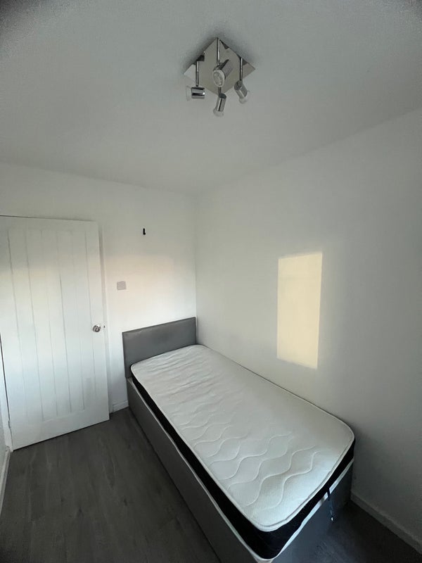 Room Patrick Connolly Gardens in Greater London