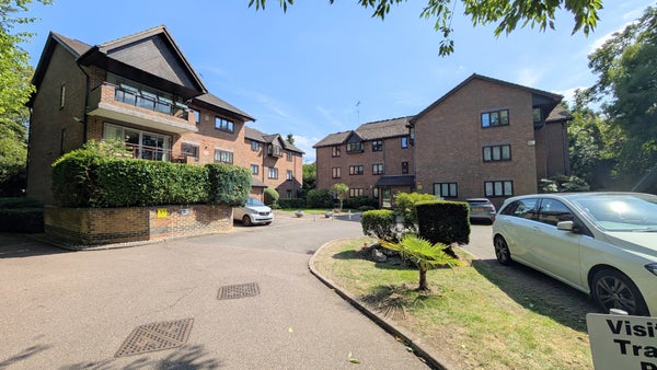 Flat Gordon Avenue in London