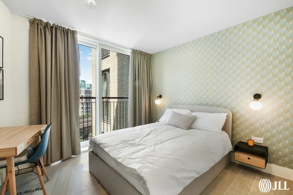 Flat Wyvil Road in Greater London