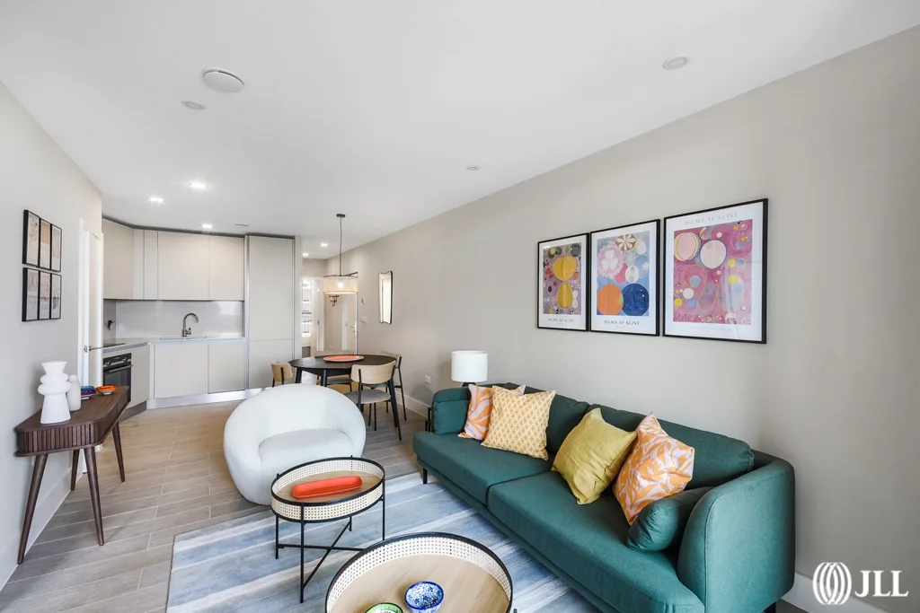 Flat Wyvil Road in Greater London