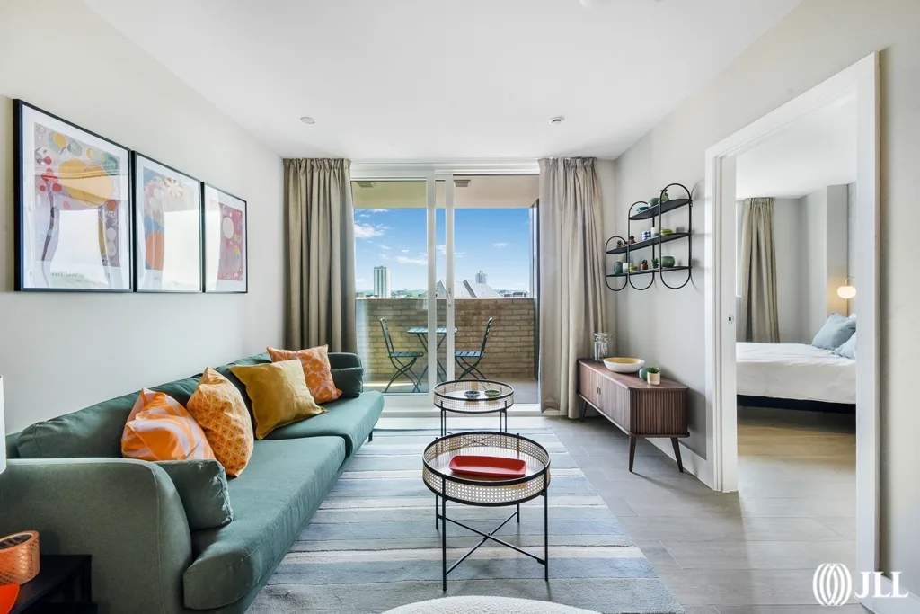 Flat Wyvil Road in Greater London