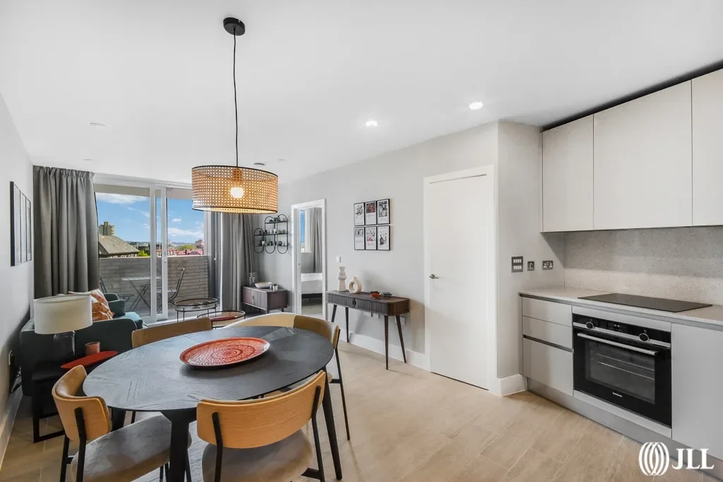 Flat Wyvil Road in Greater London