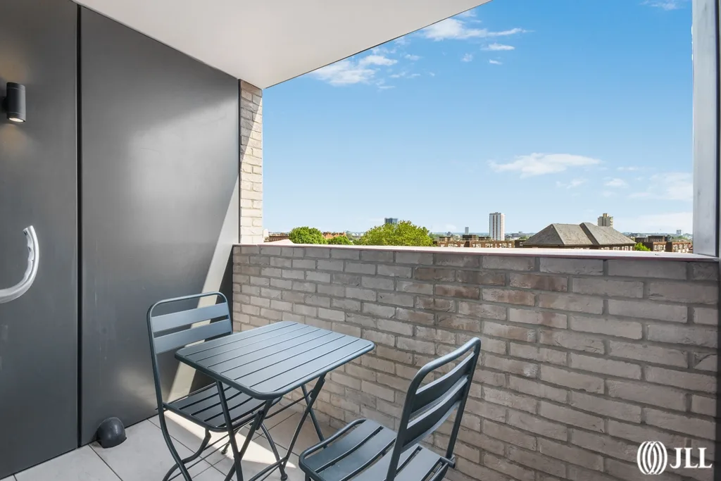 Flat Wyvil Road in Greater London