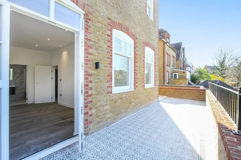 Flat Ambleside Avenue in Greater London