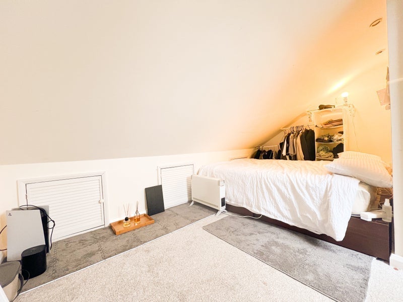 Room Kempton Road in Greater London