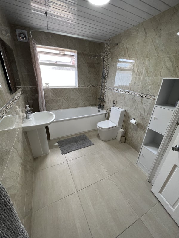 Room Kempton Road in Greater London