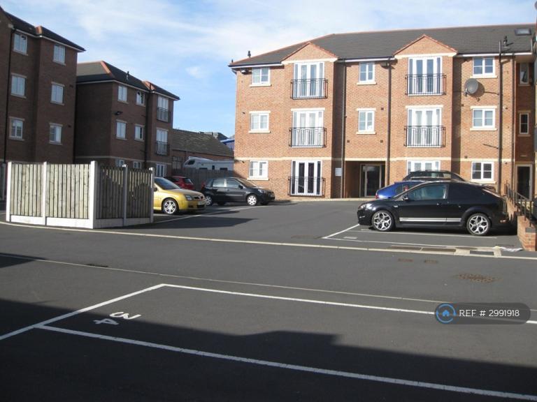 Flat Pontefract Road in Cudworth