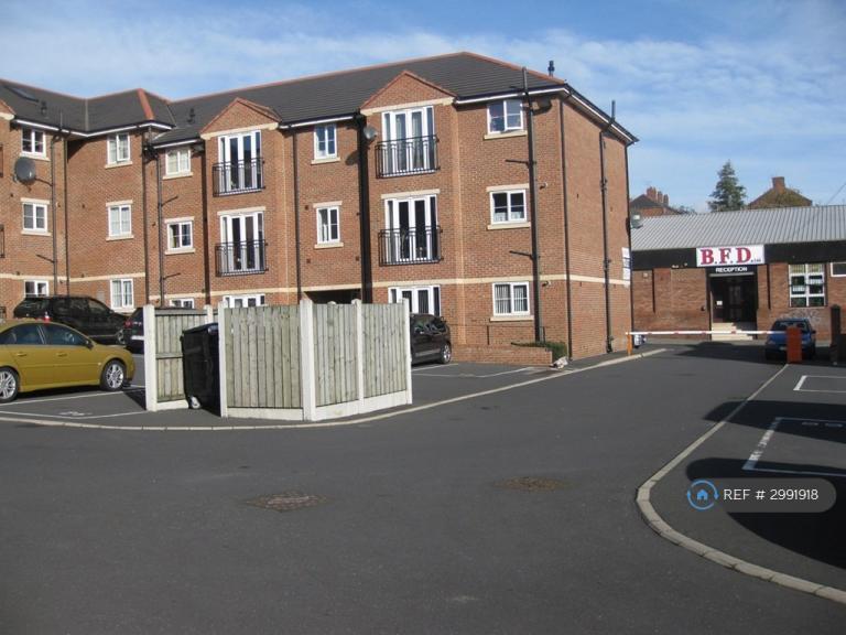 Flat Pontefract Road in Cudworth